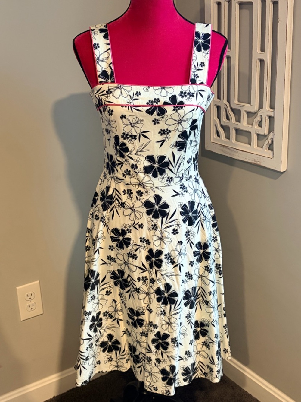Floral Fit & Flare Dress Sz 8 • Black & White Botanical • Pink Piping